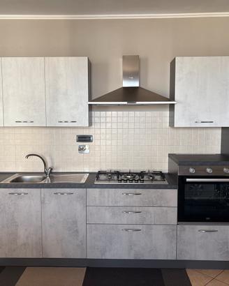 Cucina completa di elettrodomestici
