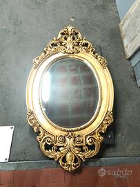 specchio verticale in legno intarsiato