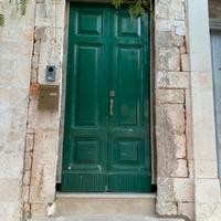 Portone antico di legno con serratura Iseo