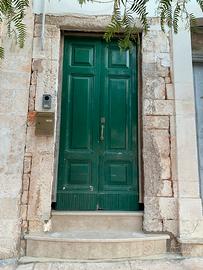 Portone antico di legno con serratura Iseo