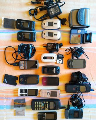 set vecchi telefonini + kit vivavoce universale 