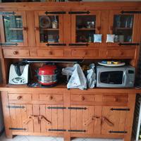Cristalleria, cassapanca, tavolo, 4 sedie