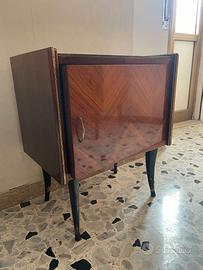 coppia di comodini in legno