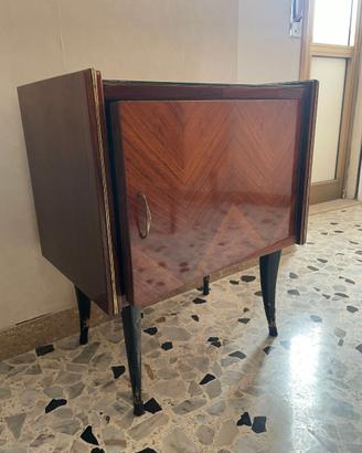 coppia di comodini in legno