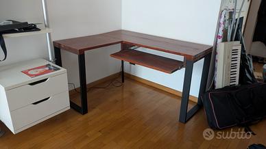 Scrivania angolare di legno massello