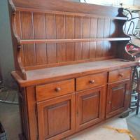 credenza con piattaia