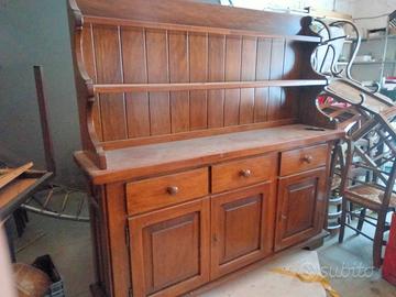 credenza con piattaia