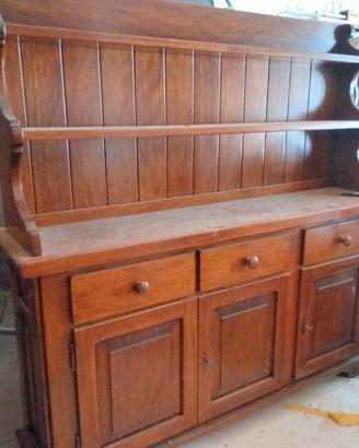 credenza con piattaia
