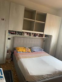 Camera matrimoniale a ponte con letto e armadi 