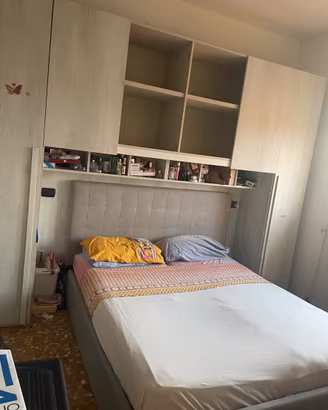 Camera matrimoniale a ponte con letto e armadi 