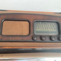 Radio antica in legno