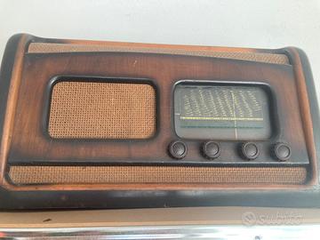 Radio antica in legno