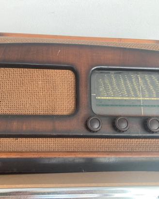 Radio antica in legno