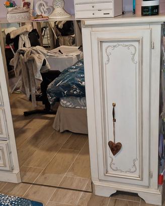 Cassettiera fatta e dipinta a mano