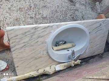Piano in marmo con lavabo
