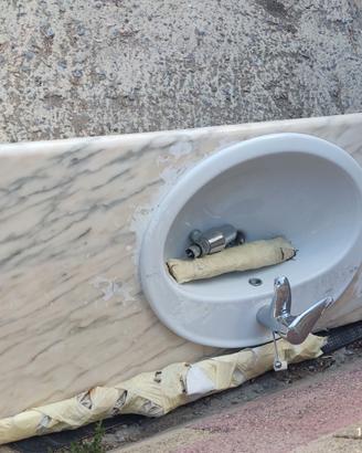 Piano in marmo con lavabo