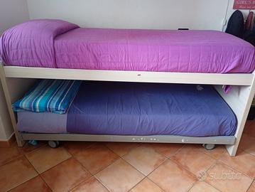 due letti singoli con struttura a ponte