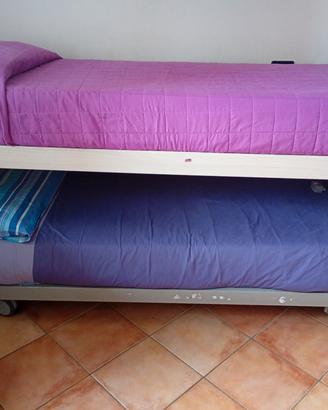 due letti singoli con struttura a ponte