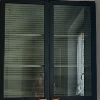 mobiletto in legno con vetrina