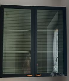 mobiletto in legno con vetrina