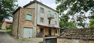 Villa di 200 m² con più di 5 locali a Varsi