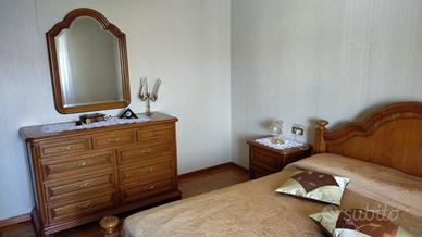 CAEMRA DA LETTO MATRIMONIALE IN LEGNO