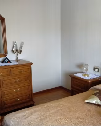 CAEMRA DA LETTO MATRIMONIALE IN LEGNO
