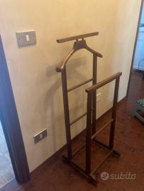 Porta abiti in legno
