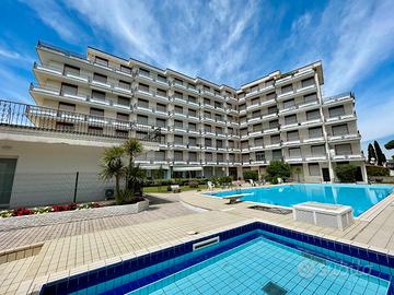 ASTRO bilocale frontespiaggia con piscina