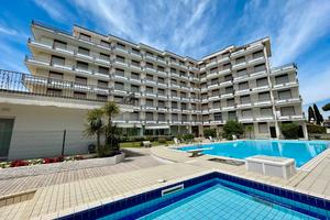 ASTRO bilocale frontespiaggia con piscina