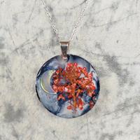 collana con veri fiori e luna in vetro di Murano 