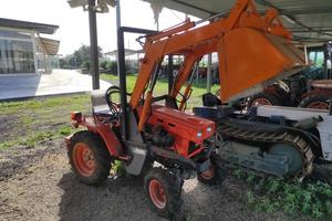 Trattore Kubota b4200 con Caricatore Frontale usat