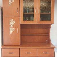 Credenza con vetrina impiallacciata in ciliegio