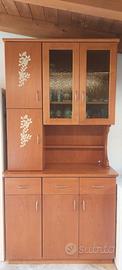 Credenza con vetrina impiallacciata in ciliegio