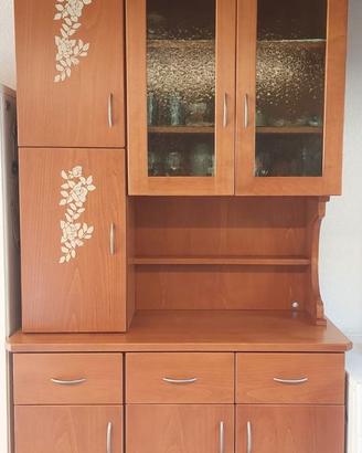 Credenza con vetrina impiallacciata in ciliegio