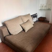 Divano profondo con pouf