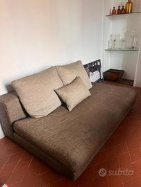 Divano profondo con pouf