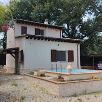 Villetta singola con giardino e piscina