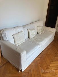 Divano tre posti bianco+cuscini decorativi
