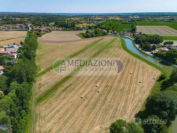 Rustico / Casale di 649 m² con più di 5 locali a V