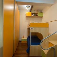 Cameretta completa con letto a castello e armadio