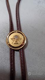 Cravatta con cordino pelle e medaglione da cowboy