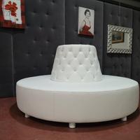 Divano circolare con spalliera capitonne'