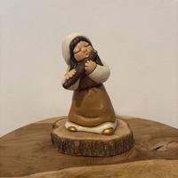 Suonatrice di flauto presepe Giubileo Thun