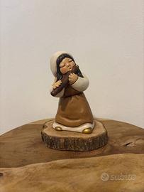 Suonatrice di flauto presepe Giubileo Thun