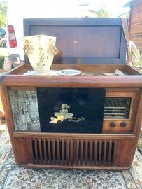 Giradischi vintage con mobiletto bar