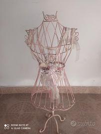 Manichino in ferro battuto rosa.