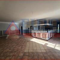 Locale commerciale di 100 mq con spazio esterno