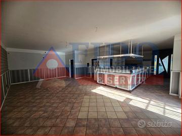 Locale commerciale di 100 mq con spazio esterno
