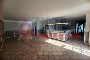 Locale commerciale di 100 mq con spazio esterno